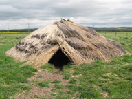 Rekonstruktion einer steinzeitlichen Hütte