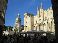 Touristen vor dem Papst-Palast in Avignon